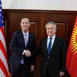 Состоялась встреча Министра Жээнбека Кулубаева со Специальным посланником Президента США по Южной и Центральной Азии Серджио Гором