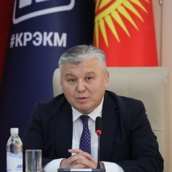 Министр ЕЭК Арзыбек Кожошев презентовал научную монографию о 10-летнем пути Кыргызстана в ЕАЭС