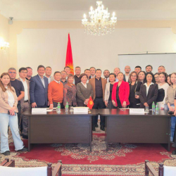 «Татыктуу шарттарды түзүүгө даярбыз»: саламаттык сактоо министри — дарыгерлердин Кыргызстанга кайтып келиши тууралуу