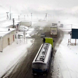 Эскерттүү! Төө-Ашууда оор жүк ташуучу унааларга чектөө киргизилди