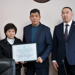 «Үмүт үйү» карылар үйүнө 2 млн сомдон ашык камсыздандыруу сертификаты тапшырылды