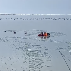 Караколдо муз жарылып, кыз менен жигит сууга түшүп кеткен