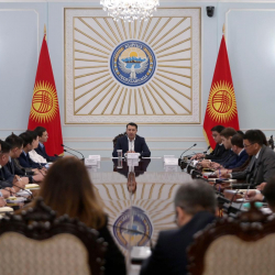 Төрага Марлен Маматалиев парламенттин Аппараты менен жыйын өткөрдү