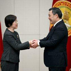 Президент Садыр Жапаров Азия инфраструктуралык инвестициялар банкынын президенти Цзоу Цзяини кабыл алды