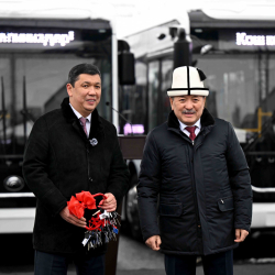 ФОТО - Глава Кабинета Министров Адылбек Касымалиев передал мэрии Бишкека ключи от более 100 единиц новых автобусов и спецтехники