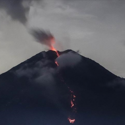 Индонезиядагы Семеру жанар тоосу беш жолу атылып, 1000 метр бийиктикке чейин күл сапырды