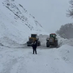 Түндүк – Түштүк альтернативдик жолуна түшкөн кар көчкү тазаланууда