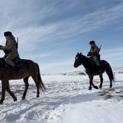 Кынды ашуусунда калган туристтерди чек арачылар куткарышты