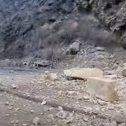 Токтогул ГЭСине барчу жолго таш кулап, жол убактылуу жабылды