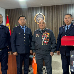 Кызыл-Кыя ШИИБдин башчысы Мирбек Толтоев Ооган согушунун ардагерин куттуктады