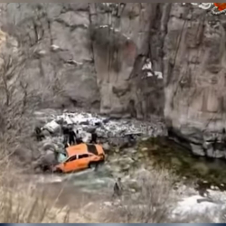 Аламүдүн суусуна автоунаа кулап, 3 адам каза болду