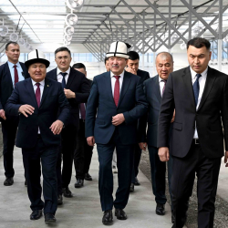 Адылбек Касымалиев Оштогу күнөскананын курулуш иштери менен таанышты