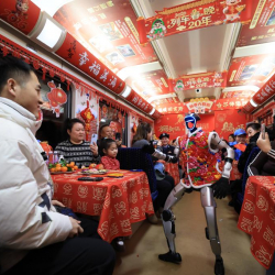 Кытайдагы поезддерде жүргүнчүлөрдү робот-гуманоиддер тейлөөдө