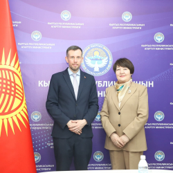 Министр Догдуркүл Кендирбаева элчи Николас Боулер менен жолугушту