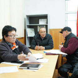 Каракол шаарынын мэри Каныбек Адиев шаар тургундарын жеке маселелери боюнча кабыл алды.