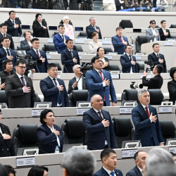 Жогорку кеңештин депутаттарына планшеттер берилет