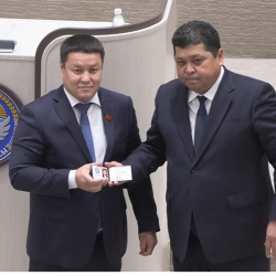 Жогорку Кеңеште Талант Мамытов баштаган 4 жаңы депутат ант берди