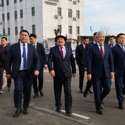 Глава Кабинета Министров Адылбек Касымалиев представил центральному аппарату мэрии Оша нового мэра Жанара Акаева