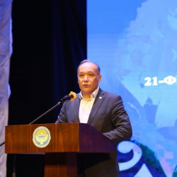 Улуттук комиссиянын төрагасы Мелис Мураталиев Ош шаарындагы Эл аралык эне тил күнүнө арналган иш-чарага катышты