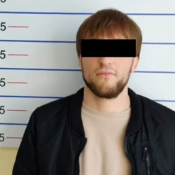 Сержантты унаанын капотуна сүйрөгөн жаран кармалды