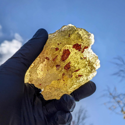 Ливия чөлүндөгү “каргыш тийген жердеги” алтындан кымбат айнек