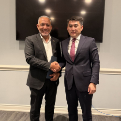 Кайрат Турсункулов Сент-Винсент жана Гренадиндердин Премьер-министри Годвин Эллиот Лорейн Фрайдей менен жолугушту