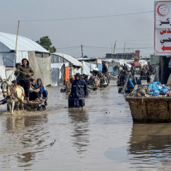 Газада палестиналыктардын лагерлерин суу каптап, гуманитардык кризисти тереңдетти