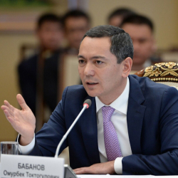 «Фрунзе» гипермаркети боюнча Өмүрбек Бабанов шылуундук, алдамчылык кылганы айтылды