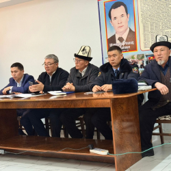 Сүлүктү шаарында милиция кызматкерлери мекеме-ишканалардын кызматкерлерине үй-бүлөлүк зомбулуктардын алдын алуу багытында иш жүргүзүүдө