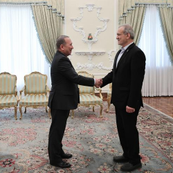 Элчи Акылбек Кылычевдин Ирандын Президенти Масуд Пезешкианга Ишеним грамоталарын тапшыруу аземи болуп өттү