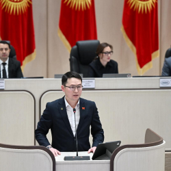 Депутат Табылды Муратбеков Жаштар кеңешинин түзүлгөндүгү жөнүндө билдирүү жасады