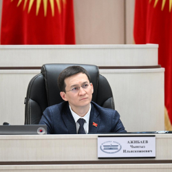 Депутат Чынгыз Ажибаев сложил полномочия первого заместителя Торага Жогорку Кенеша по собственному желанию