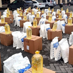 Бишкекте муктаж үй-бүлөлөргө азык-түлүк топтомдору таратылды