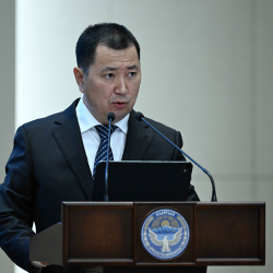 СҮРӨТ - Эрлист Акунбеков республикалык кеңешмеде 2025-жылы реалдуу сектордун өнүгүүсү жөнүндө баяндама жасады