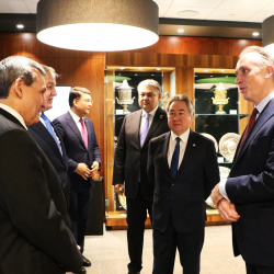 Министр Жээнбек Кулубаев Лондон фондулук биржасына барды