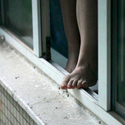 Бишкекте 18 жаштагы кыз 10-кабаттан кулап, каза болду