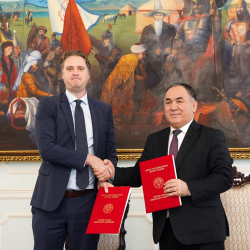 Алмасбек Абытов ЕККУнун Бишкектеги Программалык кеңсесинин адамдык өлчөм боюнча департаментинин жетекчиси Кристофер Блэр менен жолугушту