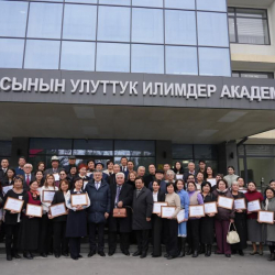 СҮРӨТ - “Улуттук дем – дүйнөлүк бийиктик” доктринасын ишке ашыруу боюнча илимий институттардын жетекчилери үчүн окуу курсу аяктады