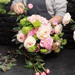 Кыргызстанга 8-марттын алдында 4 миллиондон ашык гүл алынып келди