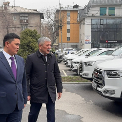 Өкмөт башчы Курулуш министрлигинин техникалык базасы менен таанышты