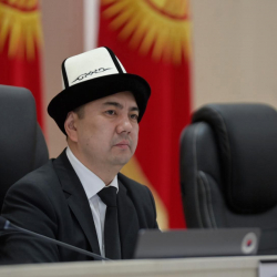 Марлен Маматалиев кыргызстандыктарды жана кесиптештерин майрамдары менен куттуктады