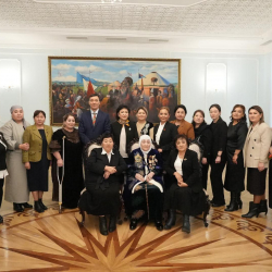 Медербек Алиев баштаган депутаттар Чолпон Эсенаманова жана Гүлкан Молдобекова Чүй облусунан келген айымдар менен жолугушту