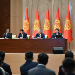 Адылбек Касымалиев Кыргызстанга “Airbus А321ceo” үлгүсүндөгү эки даана учакты сатып алуу боюнча келишимине кол коюу аземине катышты