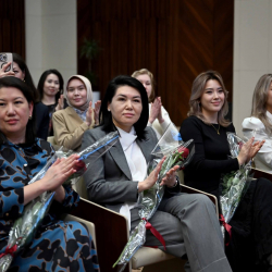 Адылбек Касымалиев: Женщины - движущая сила общества и надежная опора государственного управления