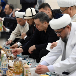 Президент Бишкек шаарындагы имам Сарахси атындагы Республикалык борбордук мечитке келгендерге ооз ачар уюштурду