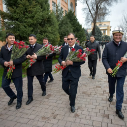 Заместители мэра столицы и акимы районов вручили цветы жительницам города в преддверии 8 Марта