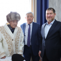 УКМК кызматкерлери Улуттук коопсуздук органынын ардагери Качкын Саргазаковду 90 жылдык мааракеси менен куттуктады