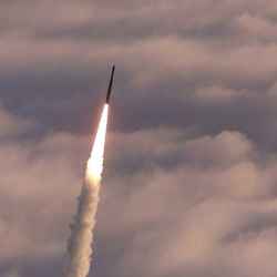 Сауд Арабиясында турак жайга снаряд түшүп, эки адам каза болуп, 12 адам жаракат алды