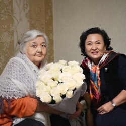 Камила Талиева мамлекеттик жана саясий ишмер Исхак Раззаковдун кызы Элмира Раззаковадан кабар алды