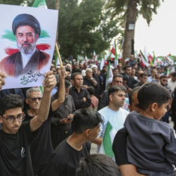 Тысячи иранцев вышли на митинг в Тегеране в поддержку Моджтабы Хаменеи